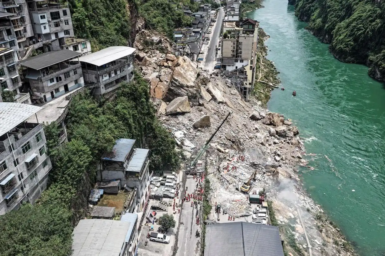 彭水县网格员彭迪事迹_重庆山体崩塌现场降暴雨_重庆彭水山体崩塌救援