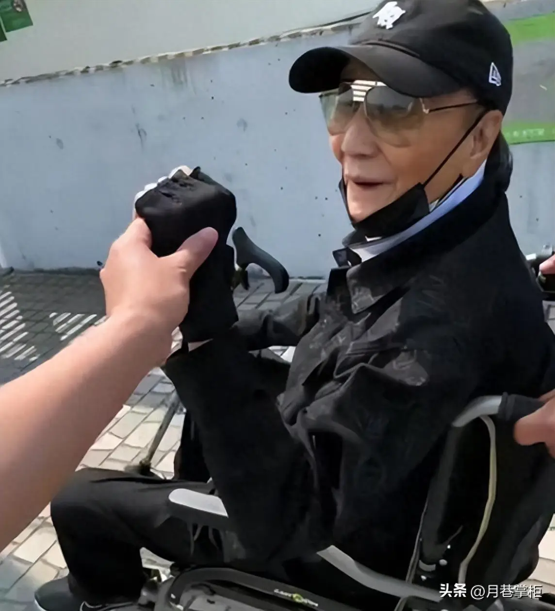 谢贤安排后事牵挂张柏芝_谢贤最后露面身形消瘦坐轮椅_88岁谢贤近况