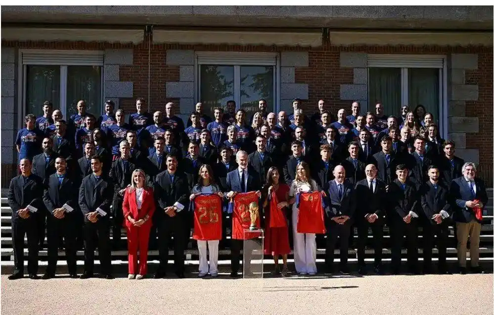 西班牙举办盛大夺冠游行,超180万民众参与狂欢,王室、首相接见冠军成员;决赛关键时刻,球迷狂欢引地震仪震动