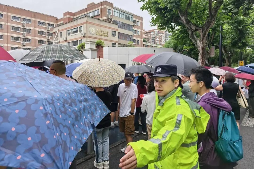 端午假期上海再现“拉链式人墙”_上海黄浦公安端午中考安保_外滩客流疏导措施