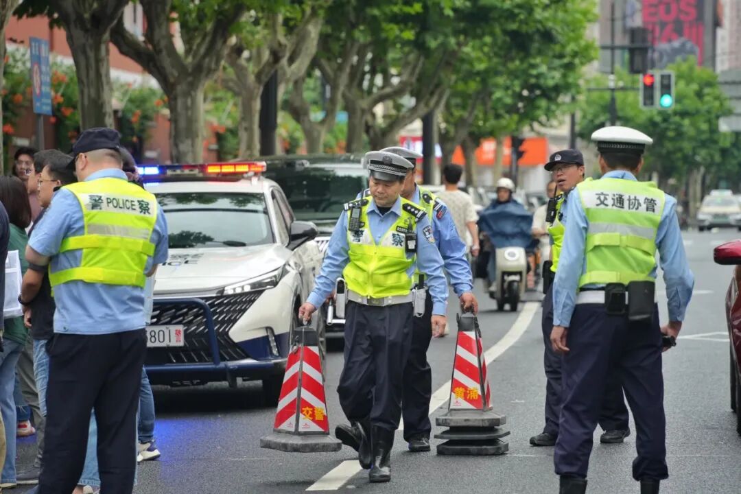 外滩客流疏导措施_端午假期上海再现“拉链式人墙”_上海黄浦公安端午中考安保