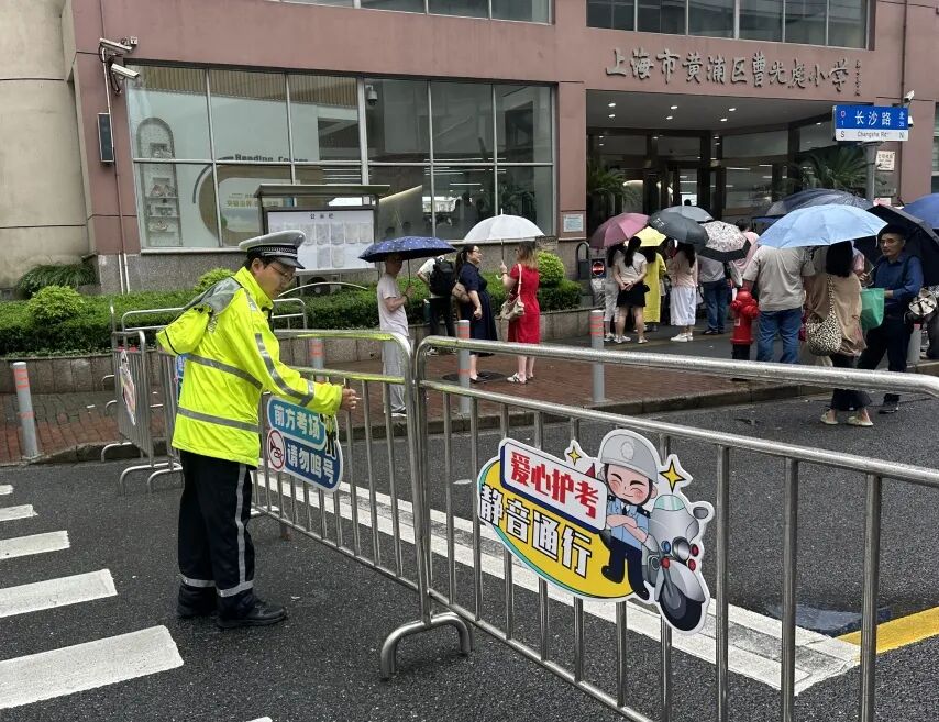 上海黄浦公安端午中考安保_外滩客流疏导措施_端午假期上海再现“拉链式人墙”
