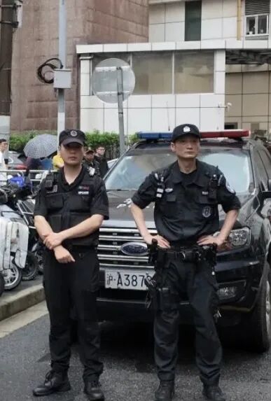 外滩客流疏导措施_端午假期上海再现“拉链式人墙”_上海黄浦公安端午中考安保