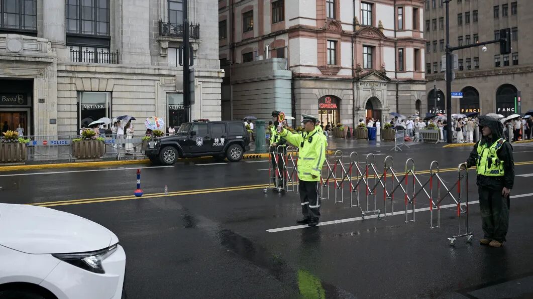 端午假期上海再现“拉链式人墙”_外滩客流疏导措施_上海黄浦公安端午中考安保
