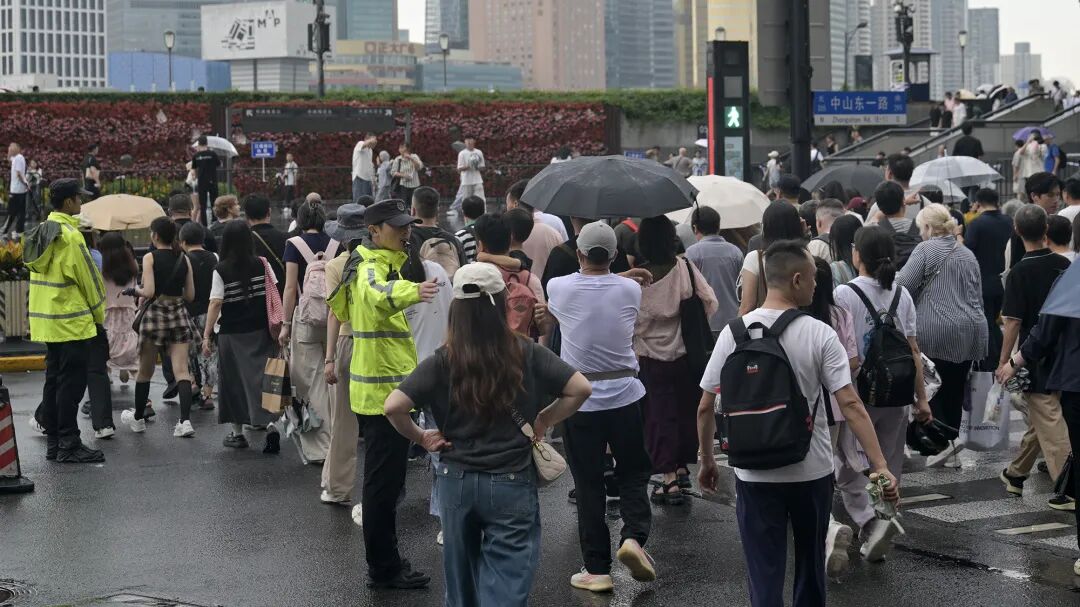 上海黄浦公安端午中考安保_外滩客流疏导措施_端午假期上海再现“拉链式人墙”