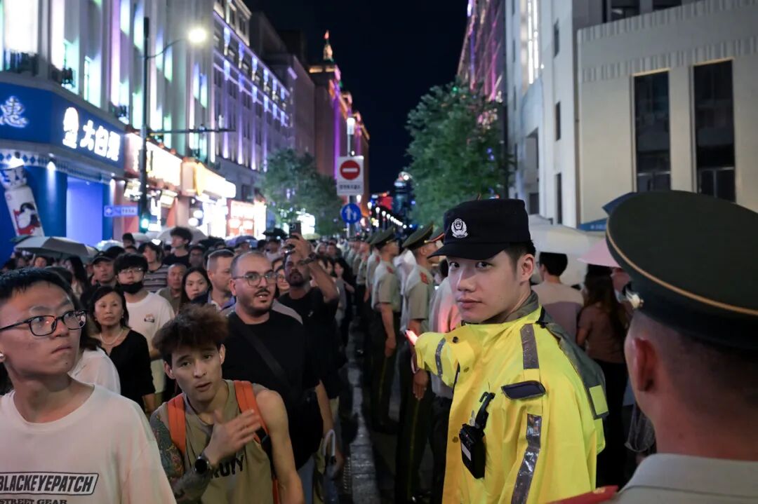 端午假期上海再现“拉链式人墙”_外滩客流疏导措施_上海黄浦公安端午中考安保