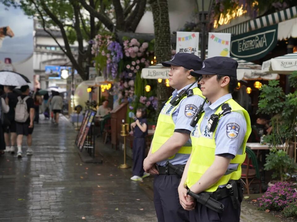 上海黄浦公安端午中考安保_外滩客流疏导措施_端午假期上海再现“拉链式人墙”