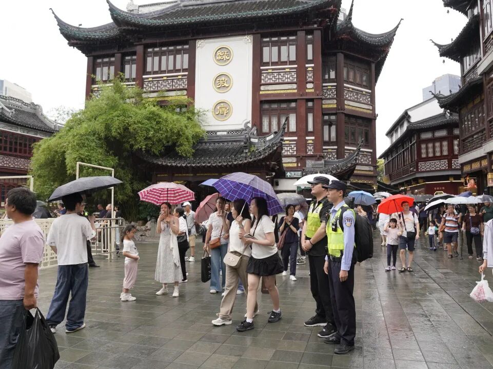 端午假期上海再现“拉链式人墙”_上海黄浦公安端午中考安保_外滩客流疏导措施