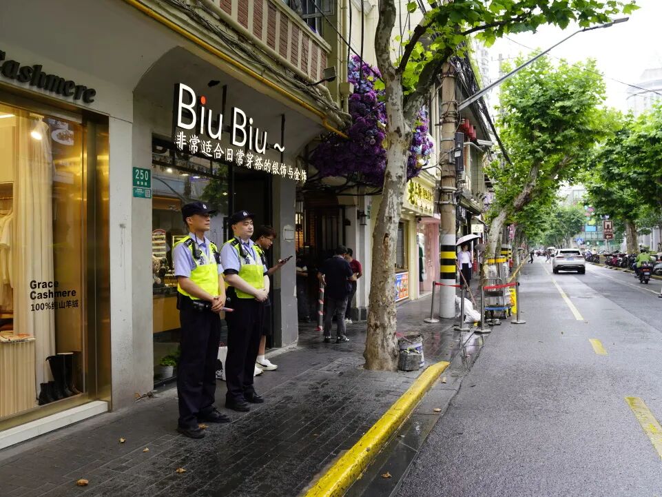 外滩客流疏导措施_上海黄浦公安端午中考安保_端午假期上海再现“拉链式人墙”