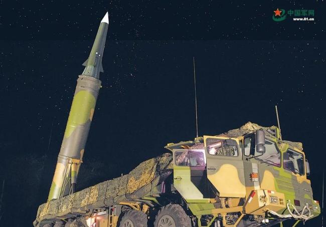 东风-17实战演练画面公开：多车齐射打击目标 实战标准非常高 展现全域作战能力
