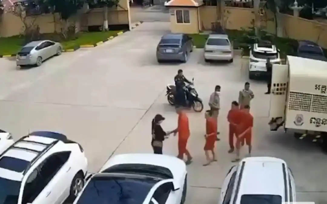 在柬递枪劫囚 “江湖最后大嫂”获刑_越南籍女子协助丈夫越狱判刑8年_柬埔寨持枪劫囚案