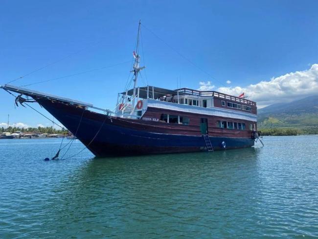 游轮被击沉游客漂流数小时：有人吓吐 巨浪致船体受损进水