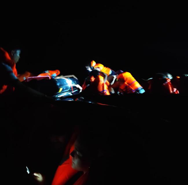 游轮被击沉游客漂流数小时：有人吓吐 巨浪致船体受损进水