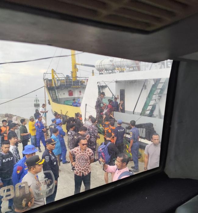 游轮被击沉游客漂流数小时：有人吓吐 巨浪致船体受损进水