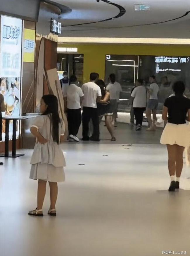 女子商场遛狗不拴绳引发冲突
