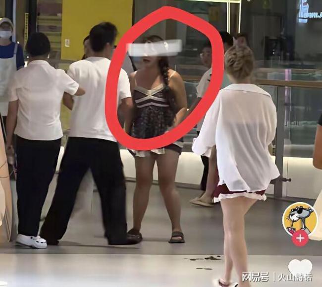 女子商场遛狗不拴绳引发冲突 任性遛狗惹争议