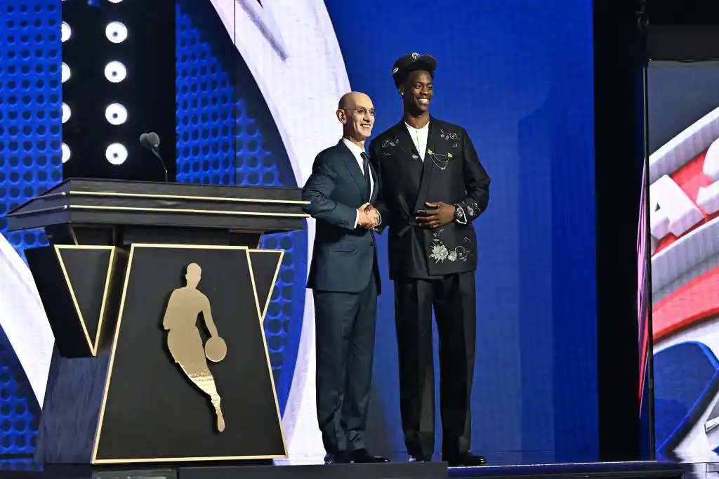 体坛联播|迪班萨当选NBA状元,王欣瑜晋级巴特洪堡站八强