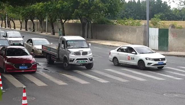 司机多次故意闯红灯被行拘8日 恶意违法扰乱交通秩序(2)
