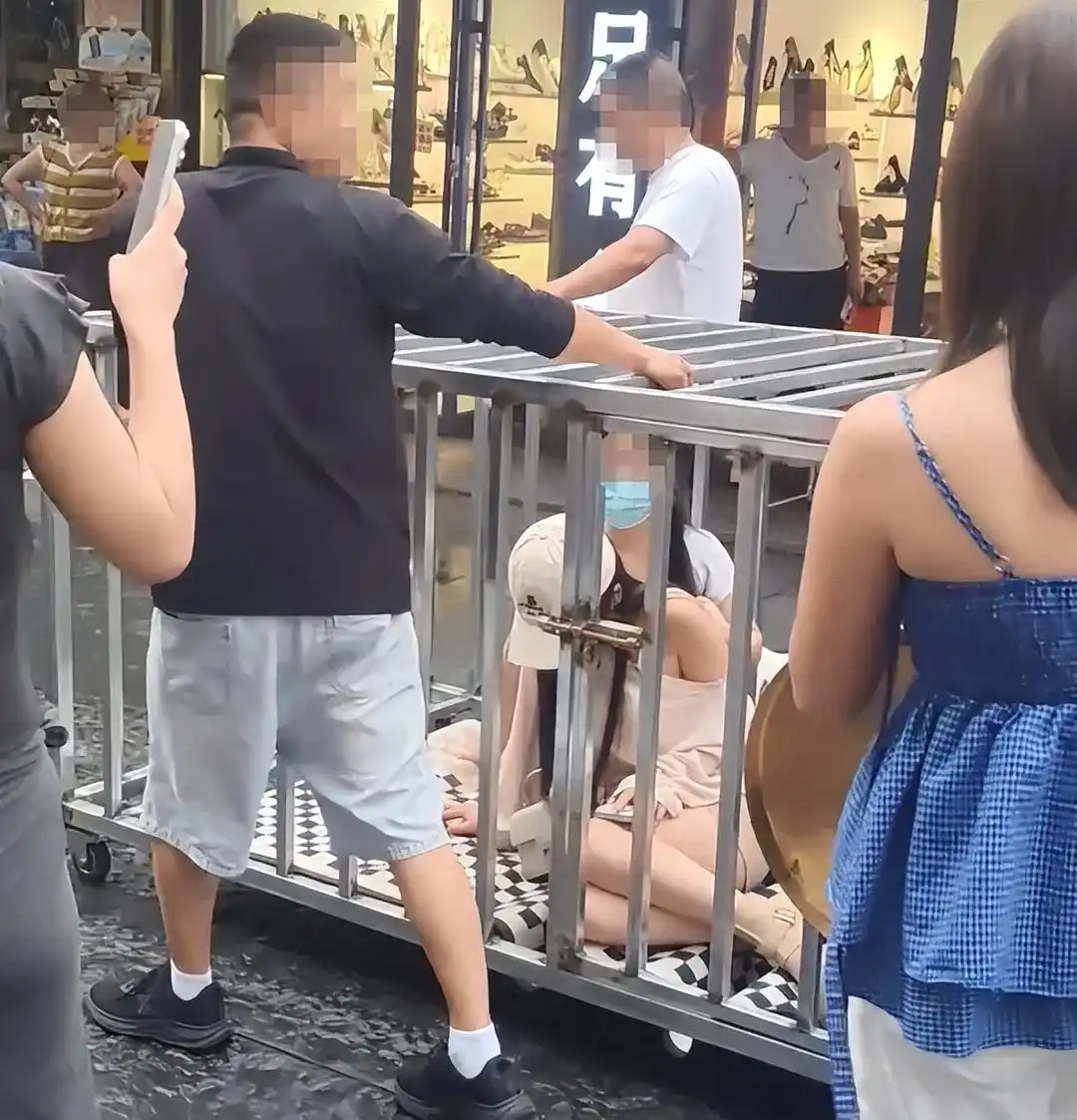 湖南汨罗多人关铁笼游街 警方通报 何某被刑拘 龚某某被行政拘留_“多人将两女子关铁笼游街”系摆拍