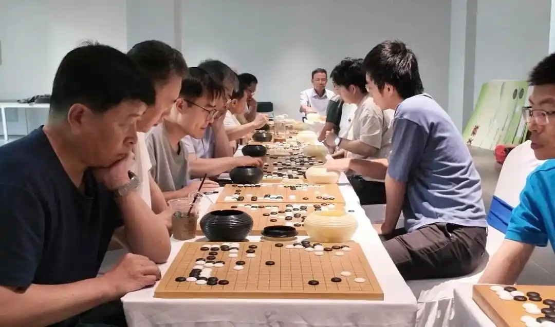 齐鲁棋院院长刘玮_山东银丰围棋队领队_三日弈事燃泉城!围甲银丰玖玺城专场启幕