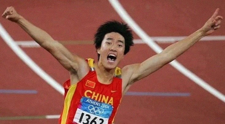 刘翔奥运退赛网暴经历_刘翔成绩没得黑_刘翔巅峰与低谷人生起伏