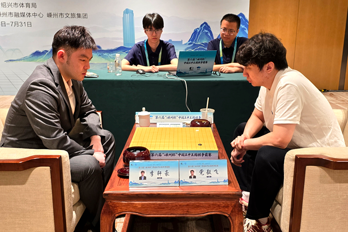 李轩豪九段(左)战胜党毅飞九段。人民网记者 胡雪蓉摄