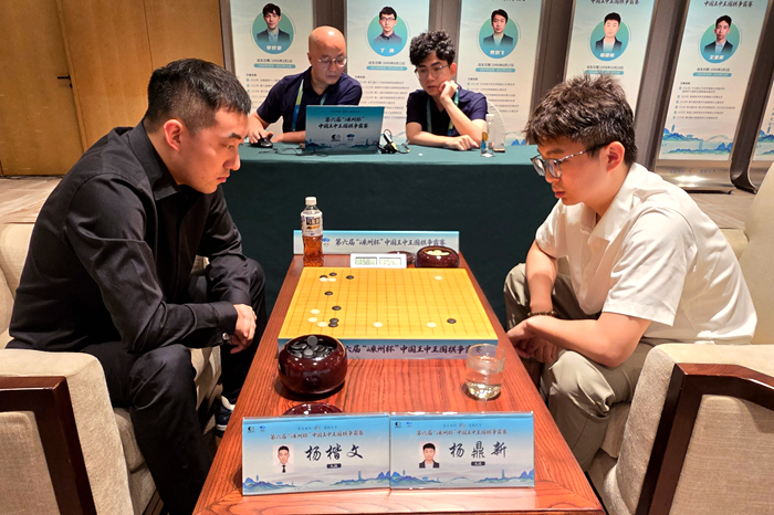 杨楷文九段(左)战胜杨鼎新九段。人民网记者 胡雪蓉摄