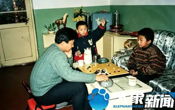 邓煜全家都是学霸_中国数学家邓煜获得菲尔兹奖_邓煜舅舅王文辉讲述数学天才成长故事