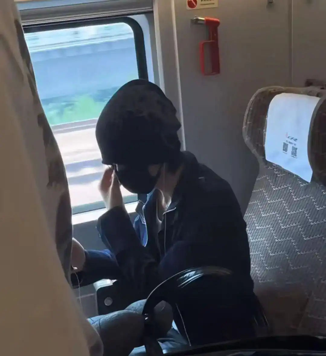 艺人李权哲就乘高铁占座致歉_李权哲高铁占座道歉_李权哲高铁占座行事件