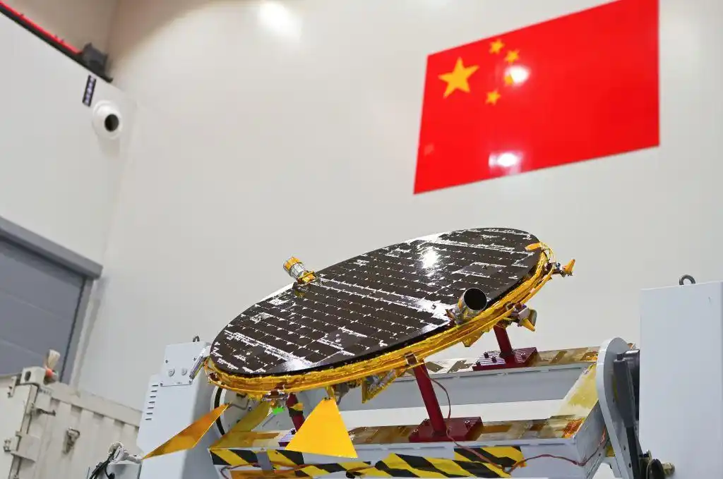 哈工大学生团队“手搓”5cm超薄卫星_哈工大紫丁香三号卫星_超扁平盘式卫星
