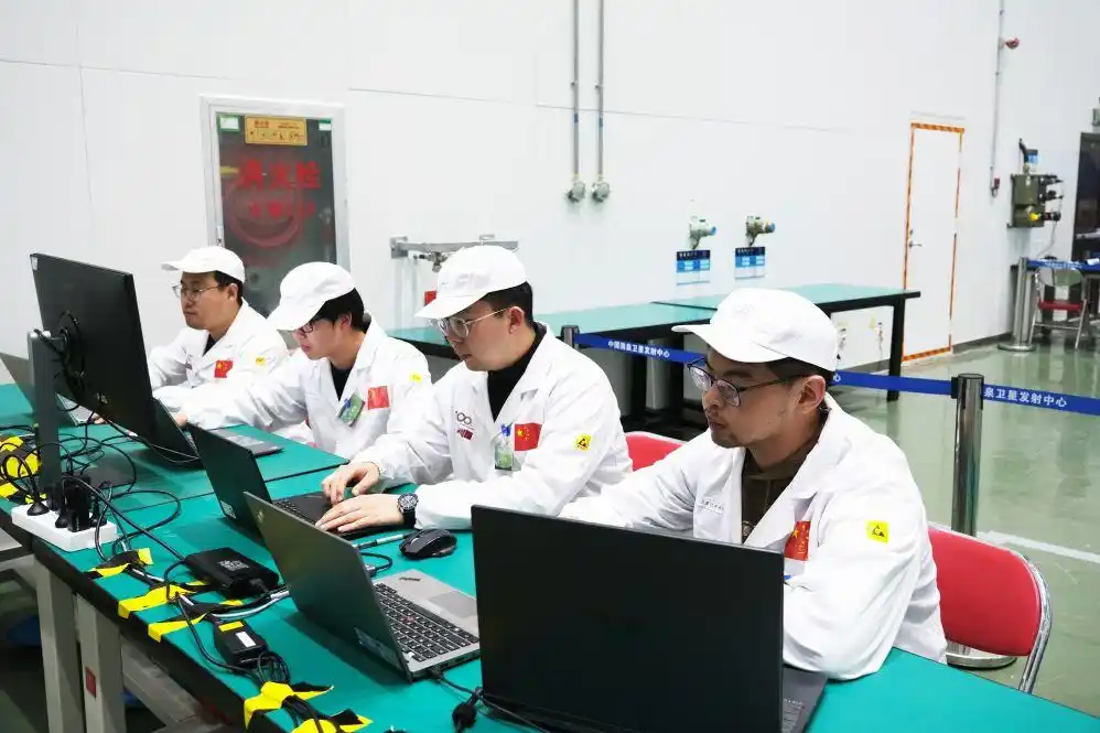 哈工大紫丁香三号卫星_超扁平盘式卫星_哈工大学生团队“手搓”5cm超薄卫星