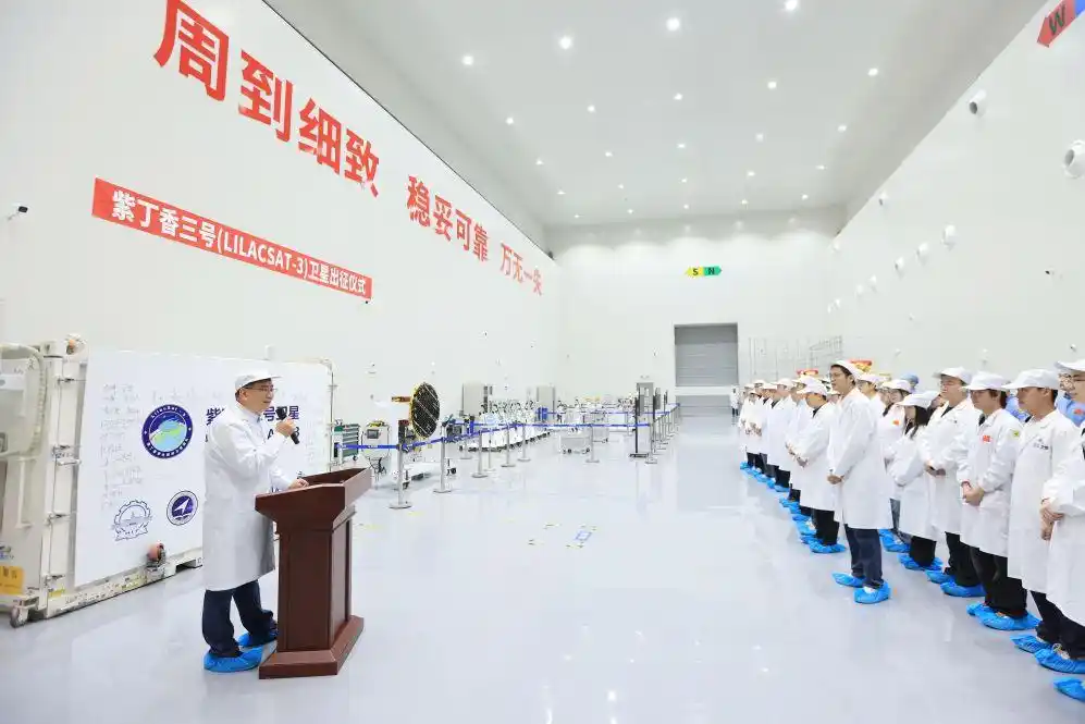 超扁平盘式卫星_哈工大学生团队“手搓”5cm超薄卫星_哈工大紫丁香三号卫星