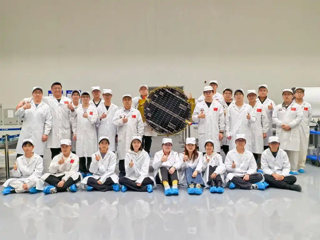 超扁平盘式卫星_哈工大学生团队“手搓”5cm超薄卫星_哈工大紫丁香三号卫星
