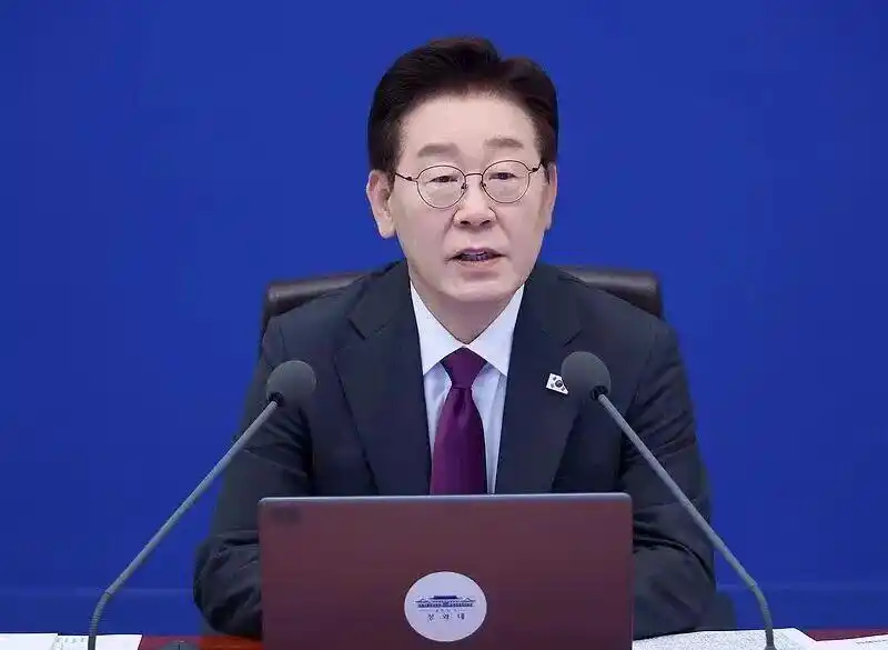 韩国主帅洪明甫辞职_韩国队世界杯小组赛出局原因_韩国主帅辞职 念完稿双手插兜离场