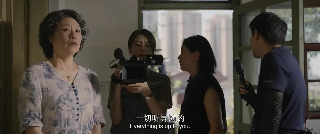 开百万豪车，吃顾客剩菜，县城老板的流量密码