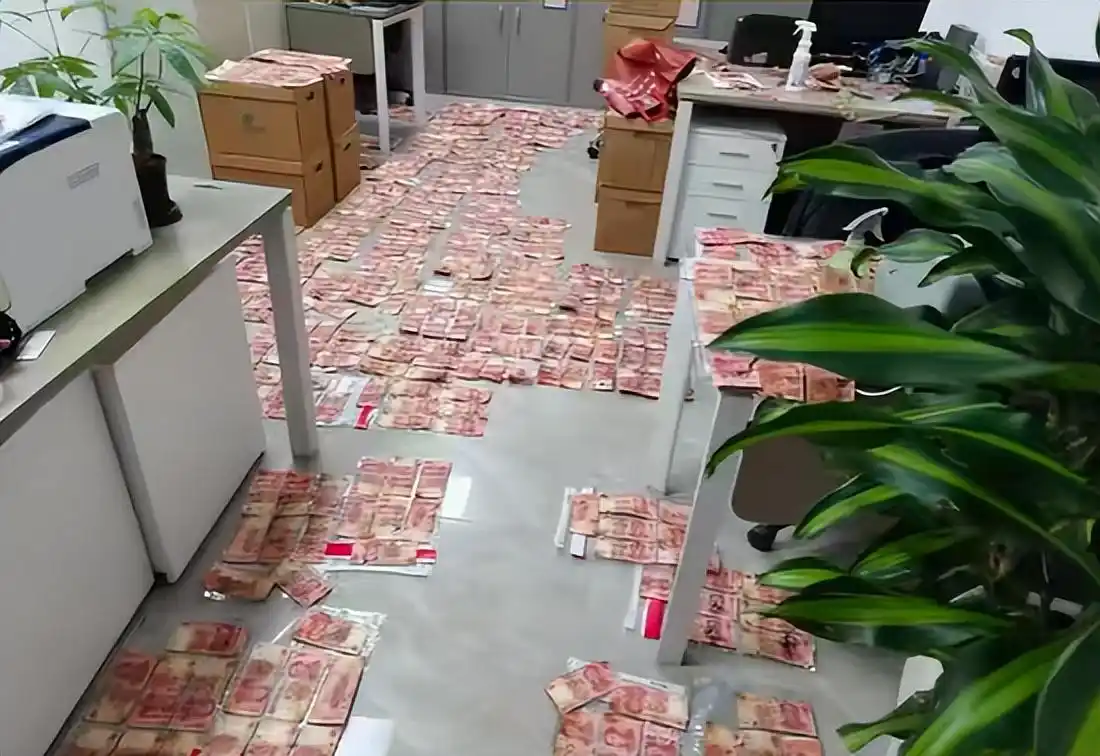 银行工作人员清点残币14小时_大连10万元现金雨淋暴晒兑换_男子出差忘关窗 阳台10万元现金发霉