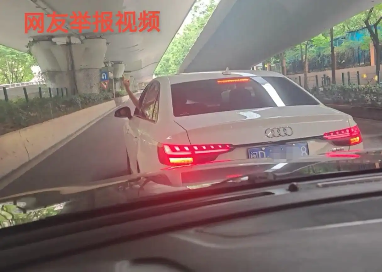 一驾驶员“路怒”别车、动作不雅被查处!交警提醒:文明行车,切忌宣泄情绪