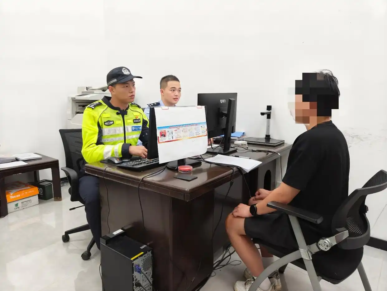 男子蛇形走位别车还做不雅手势被罚_恶意超车别车 武汉交管 妨碍安全驾驶